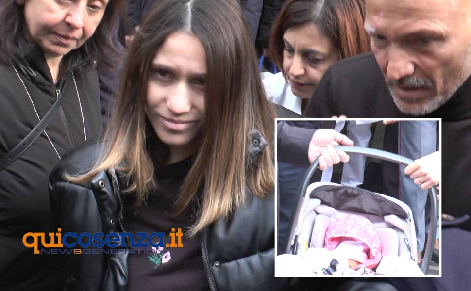 valeria e sofia escono dalla clinica