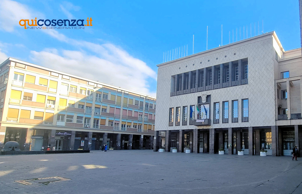 Cosenza: verso il rimpasto di giunta. Il PD di Adamo all’assalto, nel mirino Battaglia e Covelli