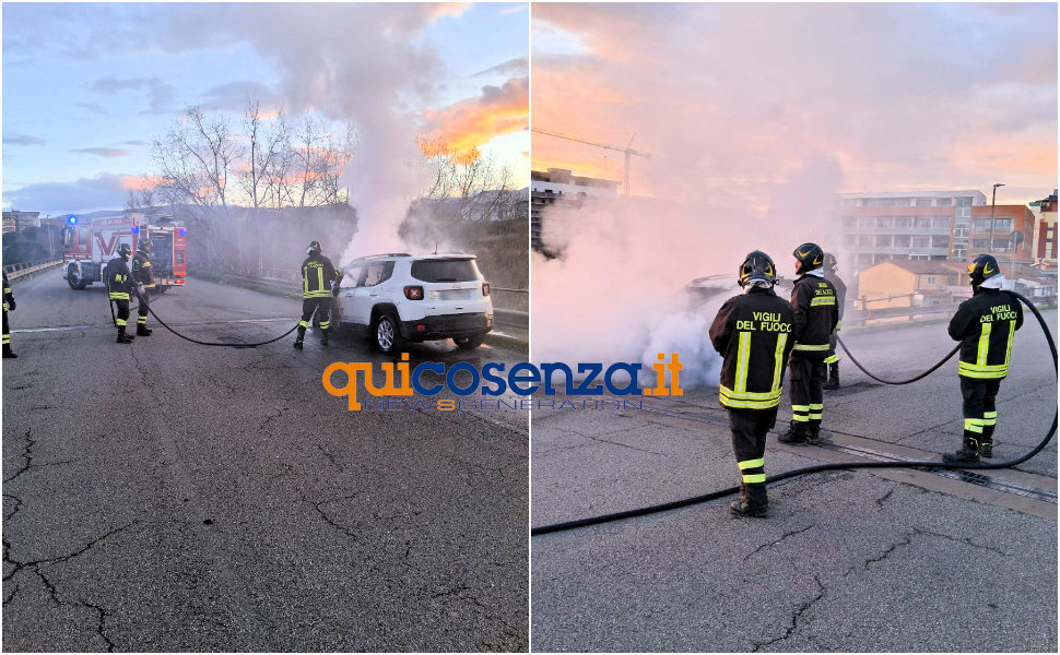 Rende Auto elettrica in fiamme Jeep Renegade