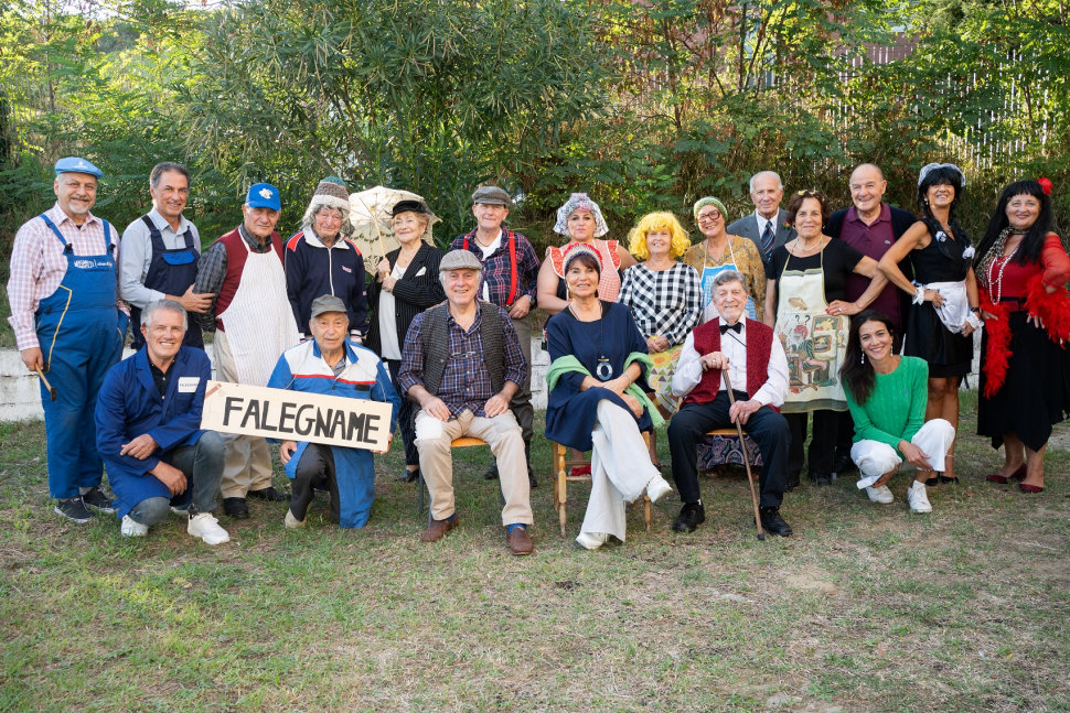 la regista Grazia Fasanella con gli attori dello spettacolo La Brandina