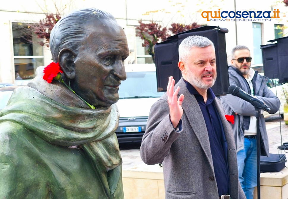 Statua Giacomo Mancini