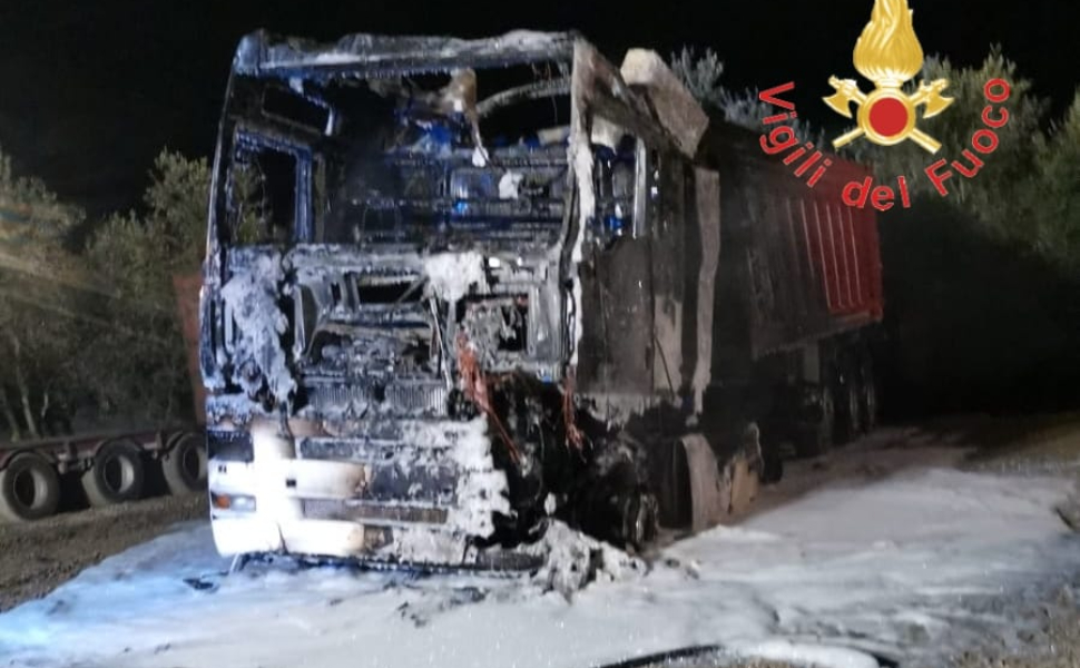 camion-rifiuti-fiamme