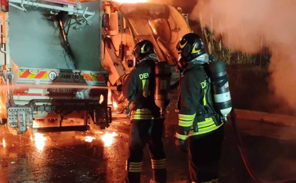 incendio mezzi rifiuti vvff 02