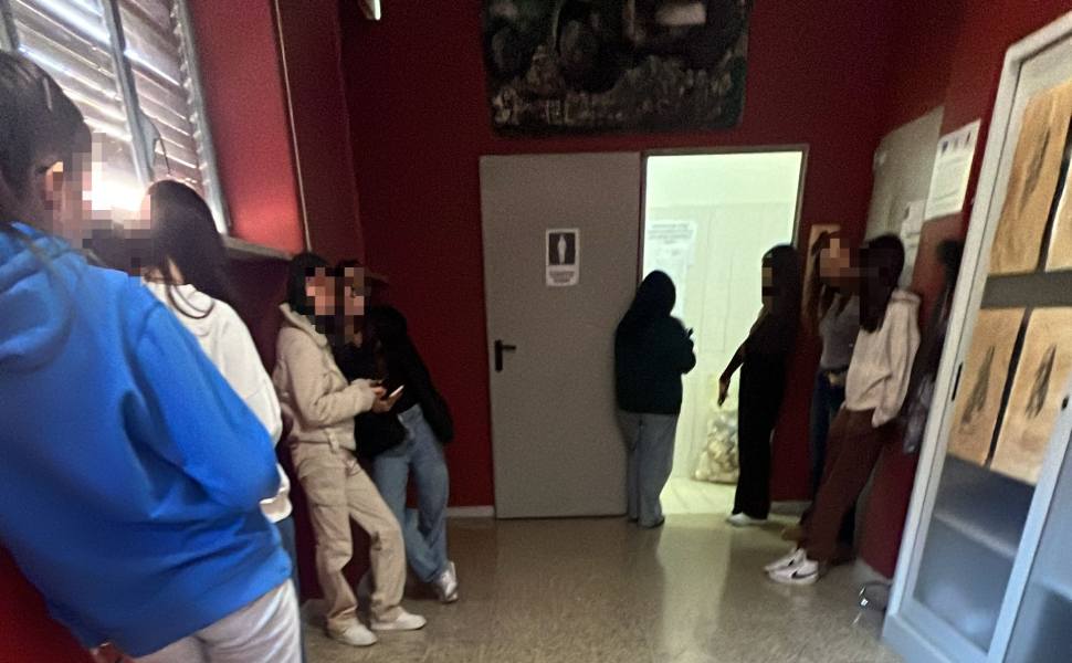 studenti liceo della valle attesa bagno 01