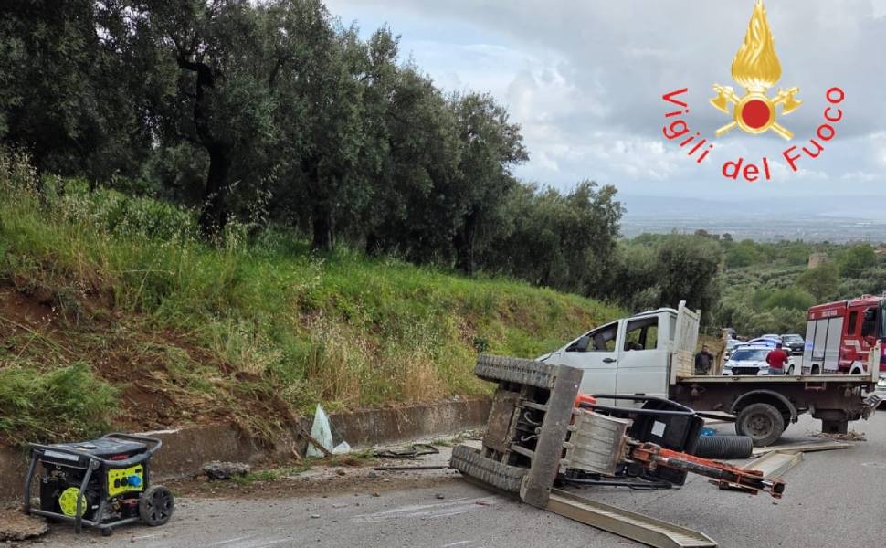 furgone muro lamezia tre feriti 01