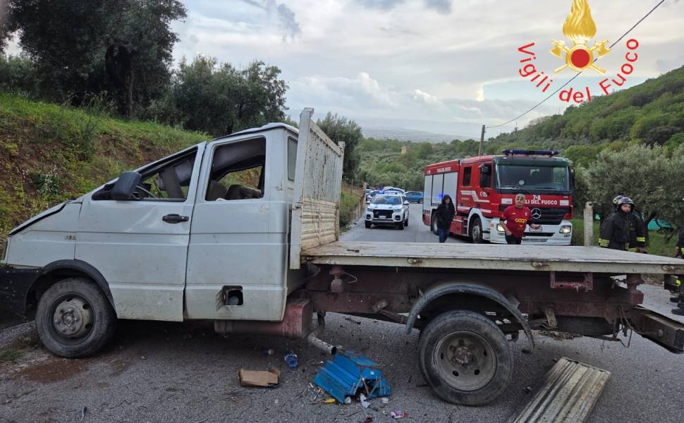 furgone muro lamezia tre feriti 02