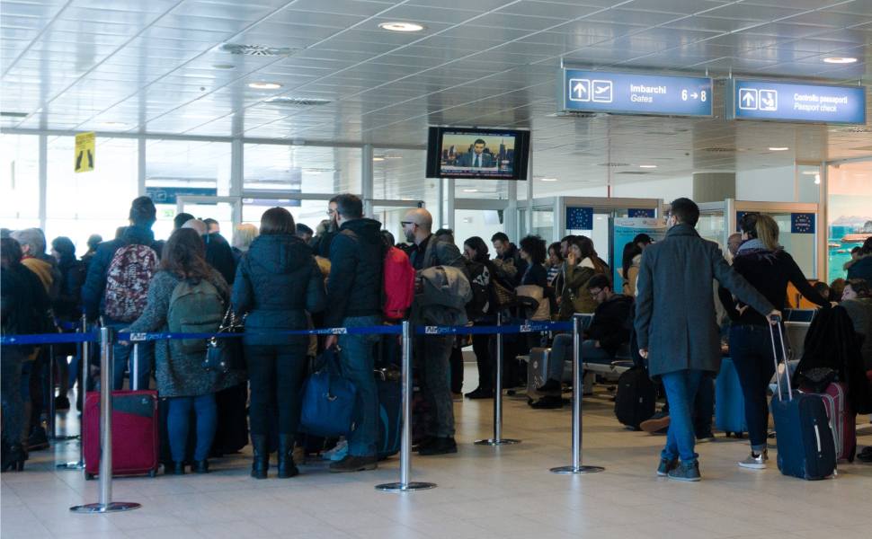 passeggeri attesa aeroporto