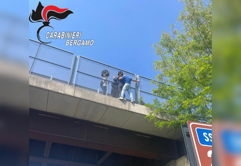 Carabiniere salva donna