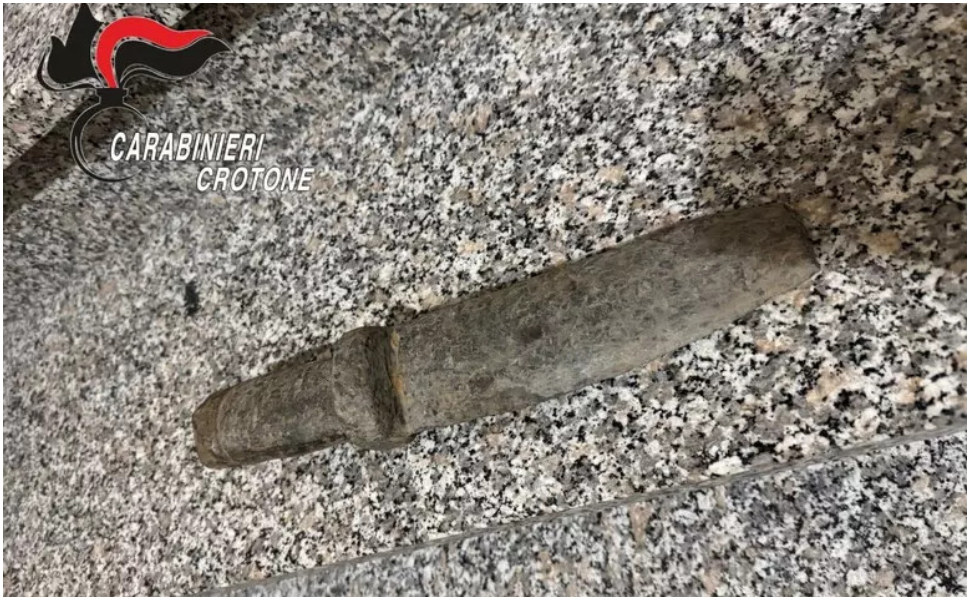 pugnale-carabinieri-crotone
