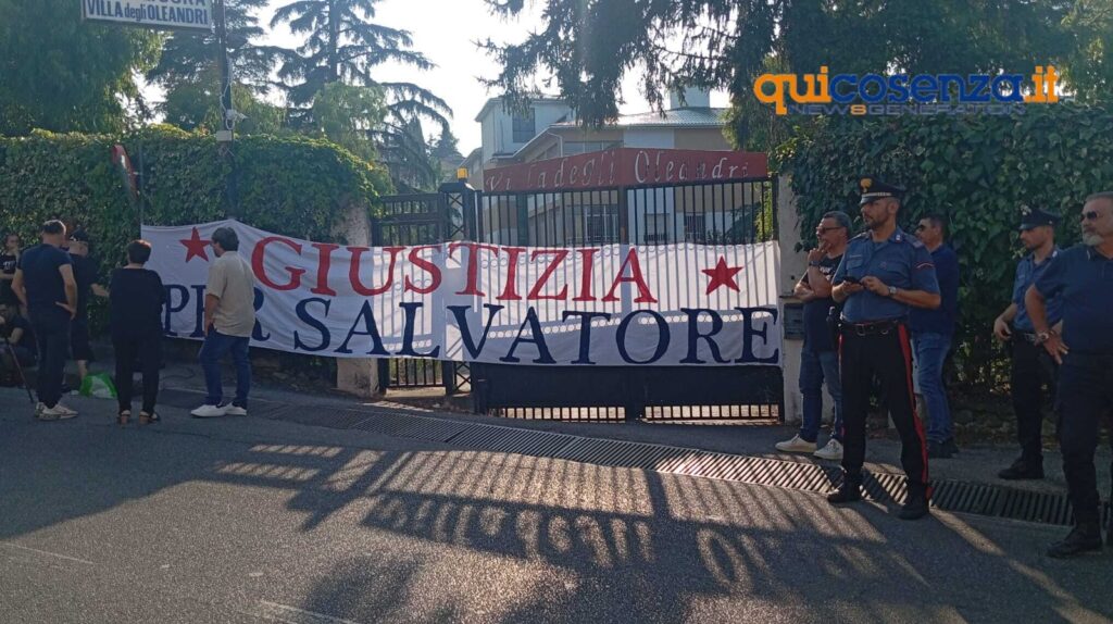 protesta salvatore iaccino villa degli oleandri