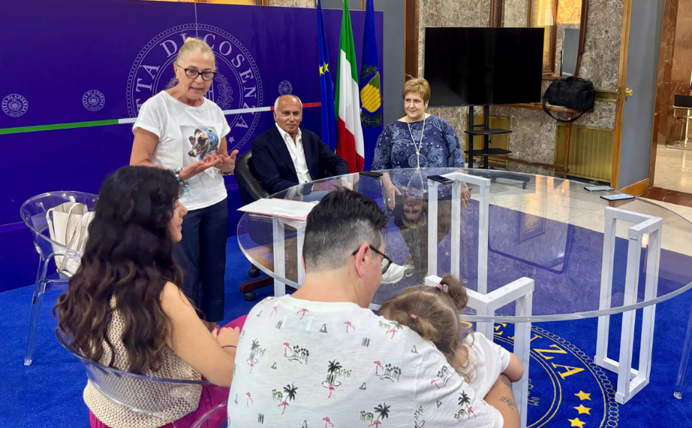 Cosenza-bimba-con-due-mamme