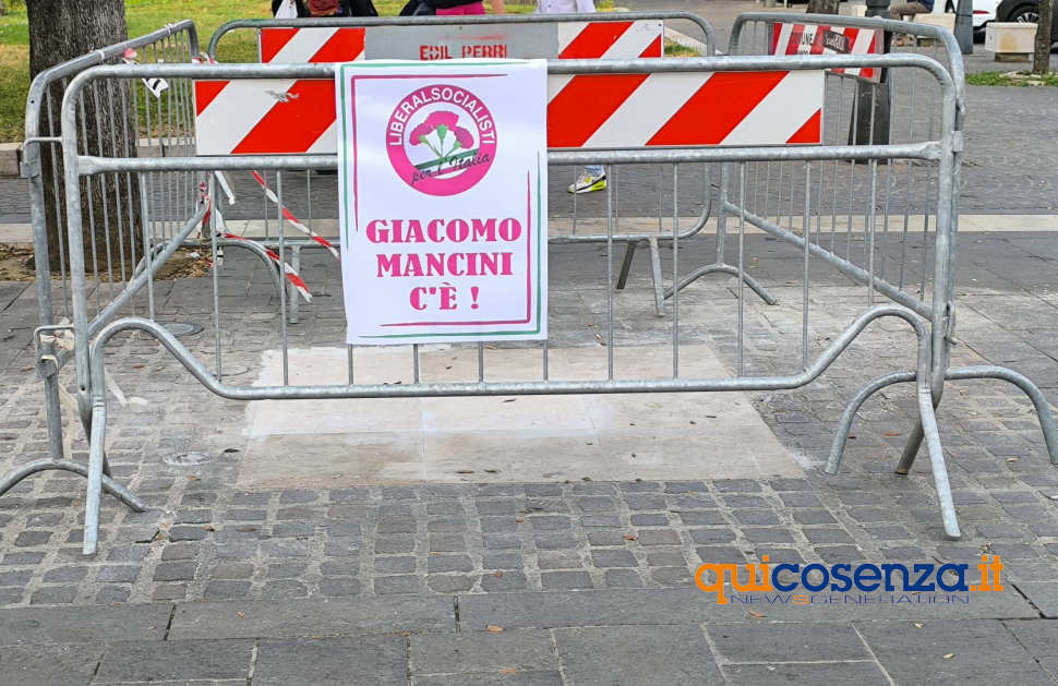 Giacomo Mancini Statua sfratto