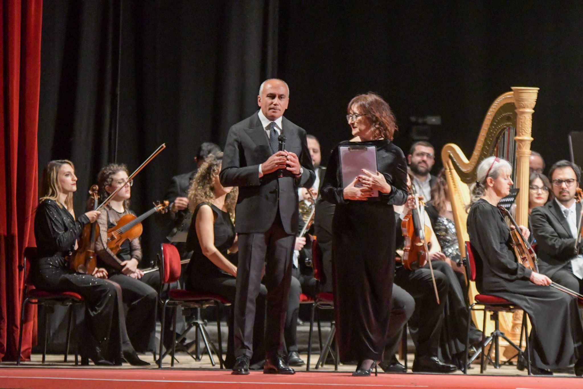 il-Sindaco-Franz-Caruso-e-sullo-sfondo-lOrchestra-Sinfonica-Brutia