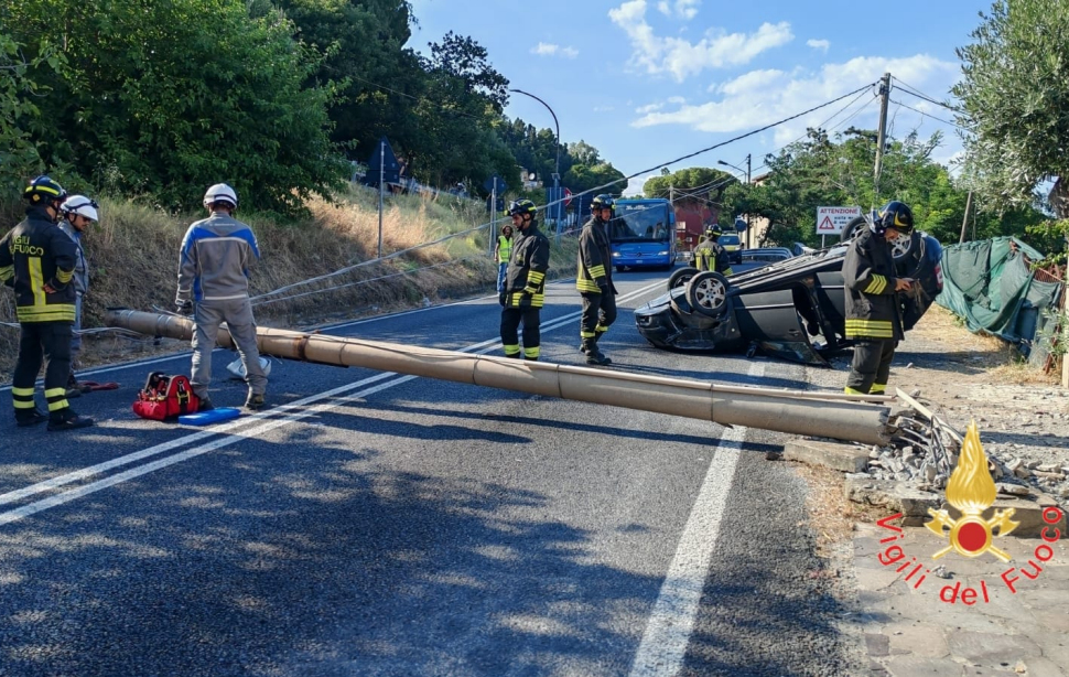 incidente Statale 106 Jonica auto si ribalta
