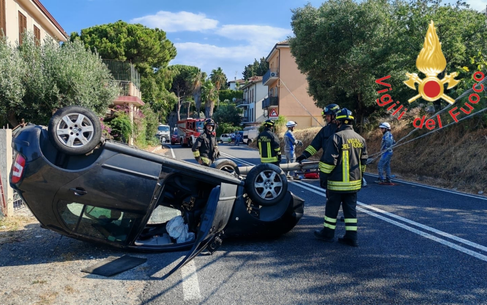 incidente Statale 106 Jonica auto si ribalta2