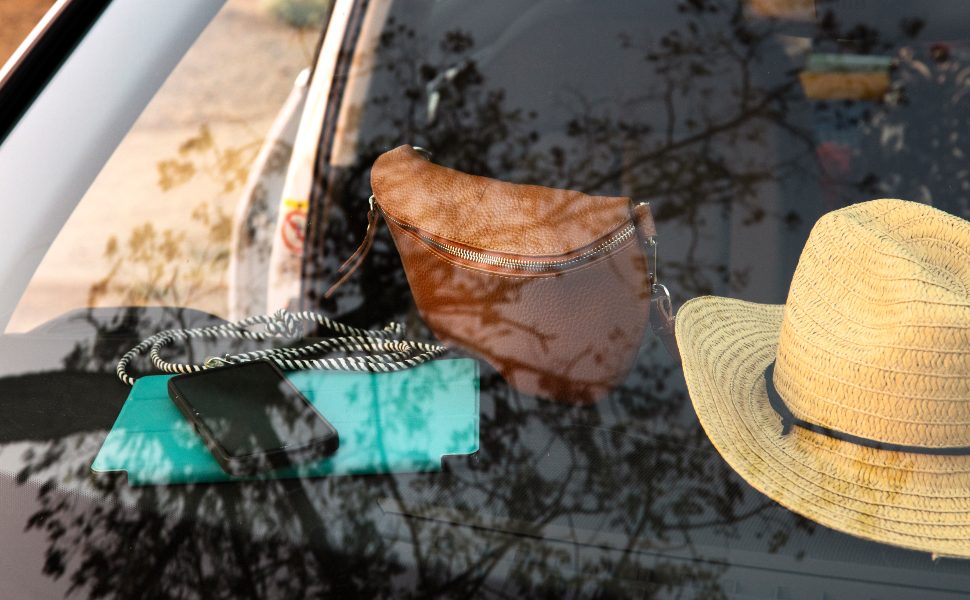 Auto parcheggiata al sole