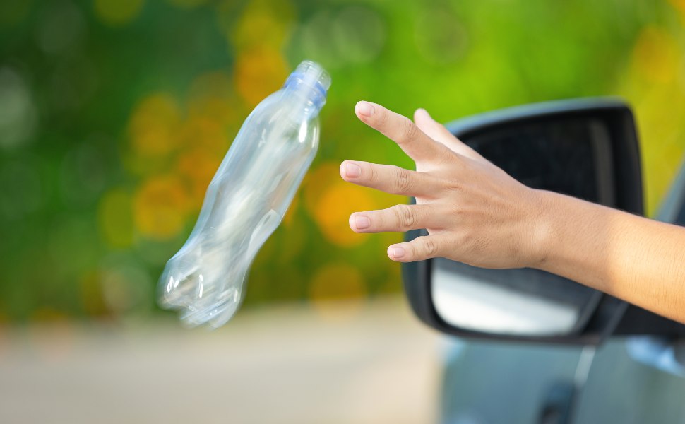 Rifiuti gettati dall'auto