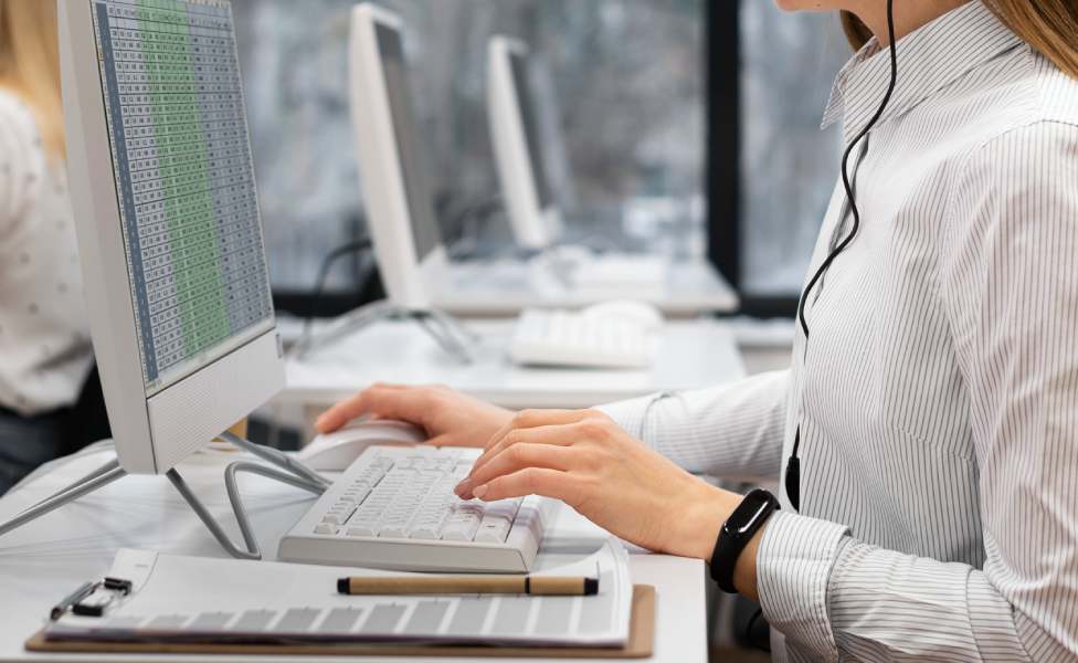 persona al pc call center