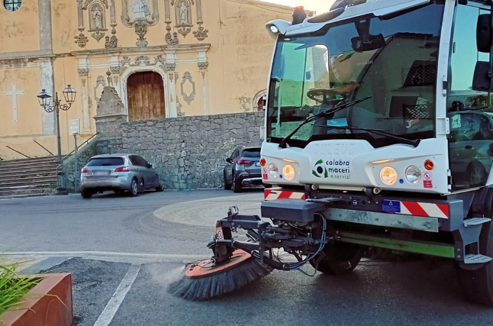 Calabra maceri spazzamento strade meccanico