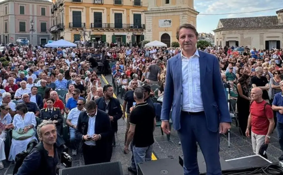 Pasquale-Tridico-tra-la-gente