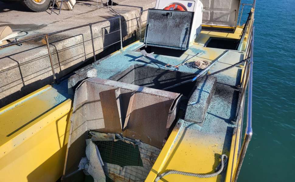 campora tentativo incendio battello pulisci mare