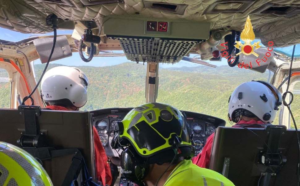 elicottero vigili del fuoco dispersi ricerche