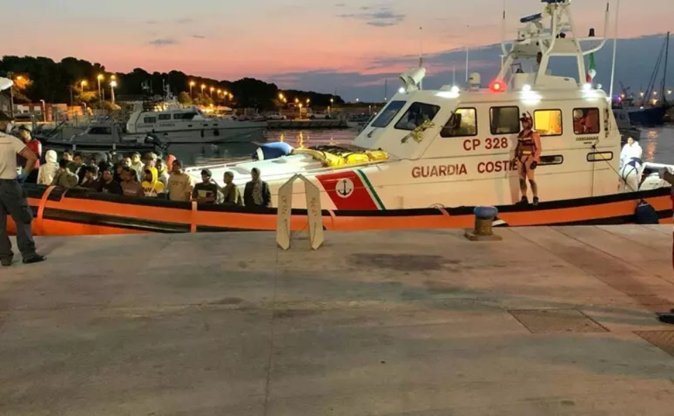 migranti guardia costiera roccella