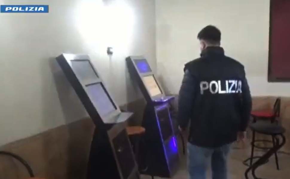 polizia crotone sequestro agenzia scommesse