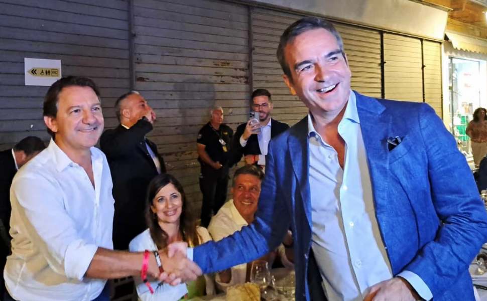 stretta mano occhiuto tridico