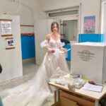 Al seggio in abito da sposa