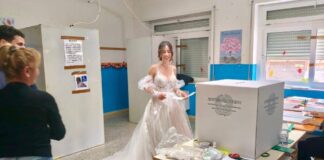 Al seggio in abito da sposa