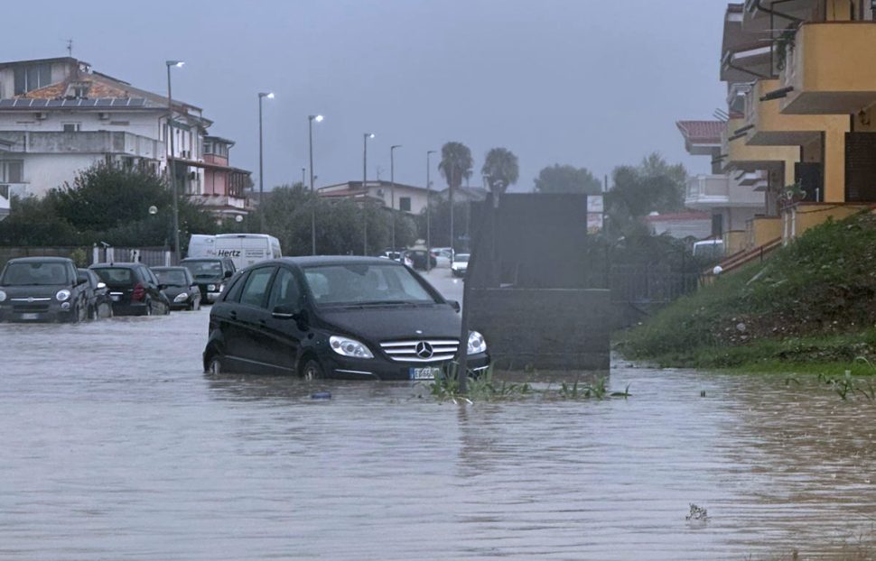 Strada allagata maltempo