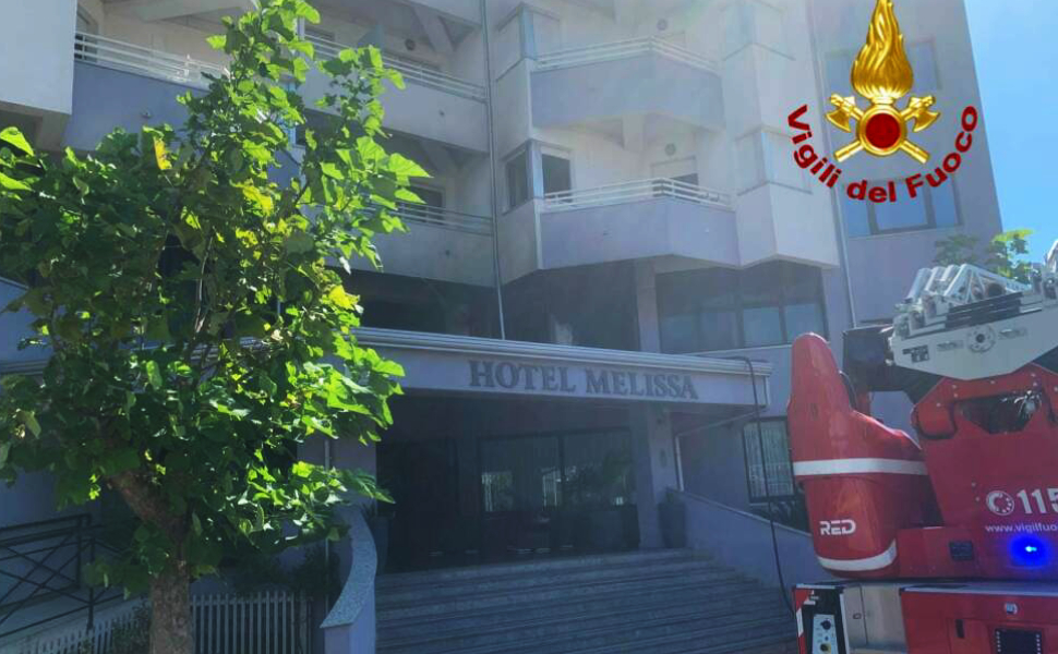 incendio hotel melissa vigili del fuoco 01