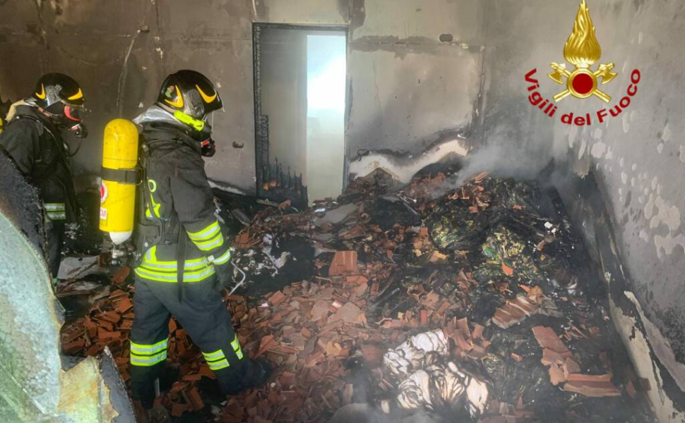 incendio hotel melissa vigili del fuoco 02